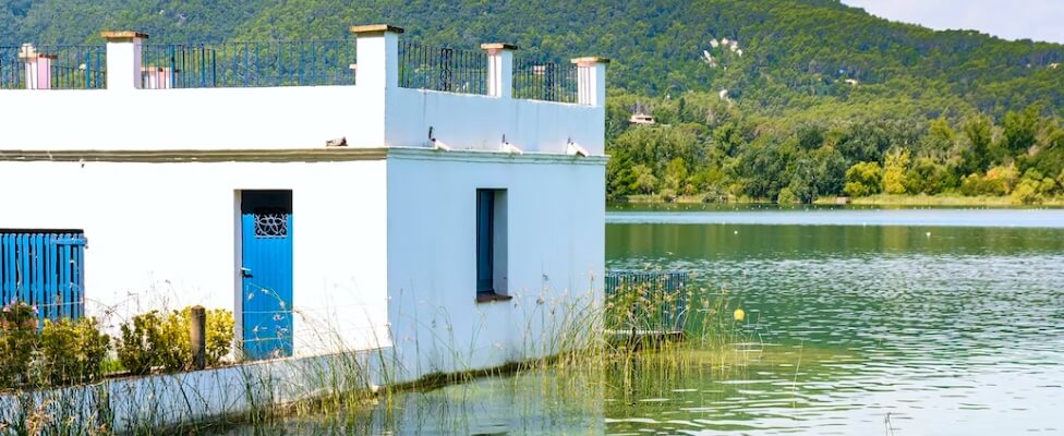 Foto del llac de Banyoles amb una de les cases sobre l'aigua