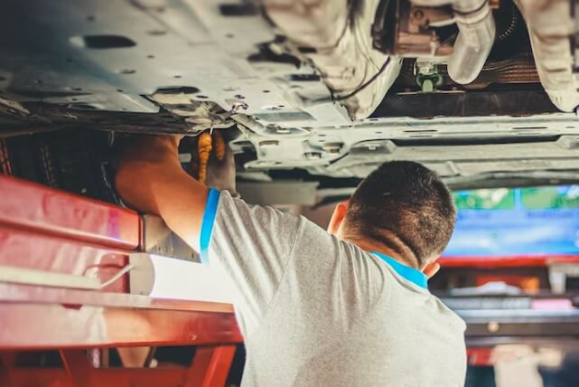Mecànic de Banyoles treballant sota un cotxe