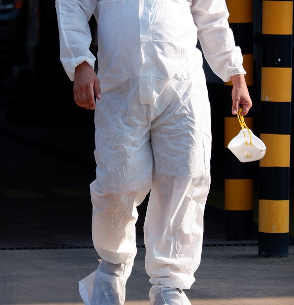 Trabajador de retirada de amianto con la ropa EPI reglamentaria