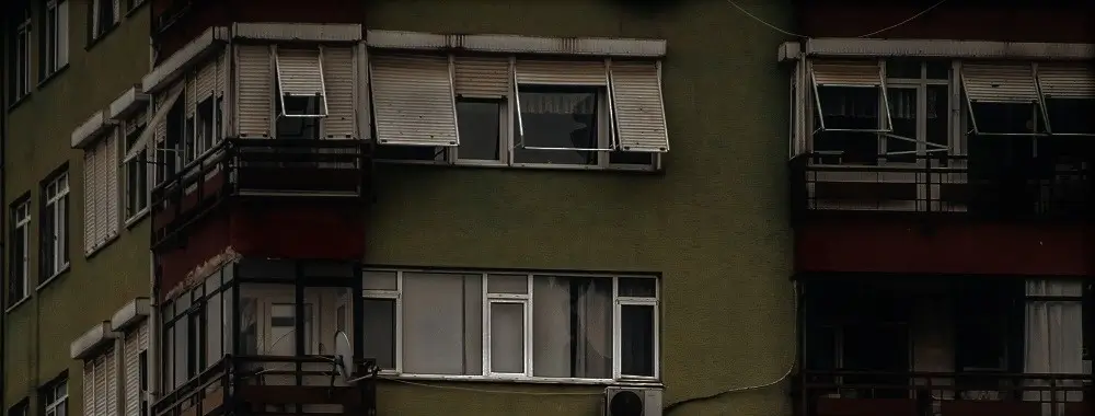 Fachada de edificio de apartamentos con dos colores