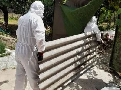 Equip de RetiradaAmiant.cat retirant plaques d'uralita