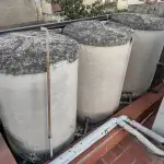 Tres dipòsits d'uralita a teulat de de vivienda