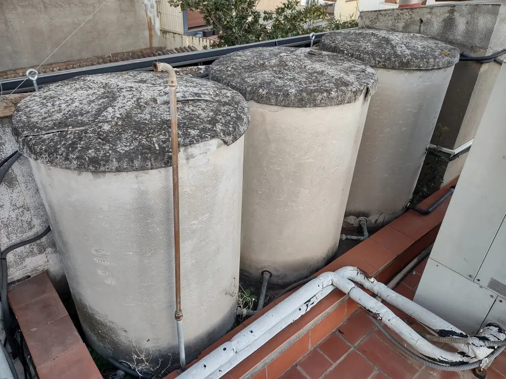 Tres dipòsits d'uralita a teulat de de vivienda