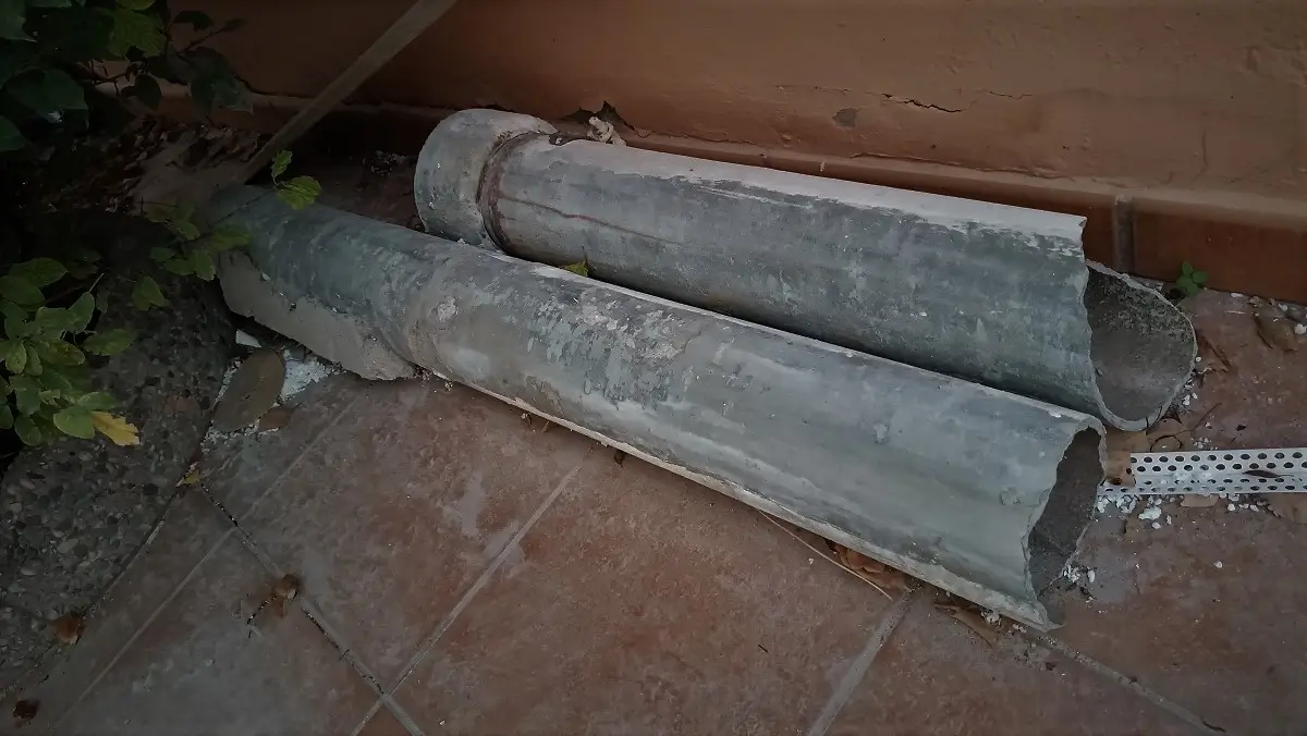 Tuberías de uralita rotas en el suelo de un jardín particular