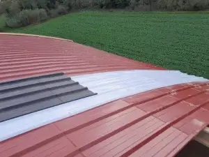 Coberta corba de magatzem de panell sandvitx de color vermell vista des de l'exterior