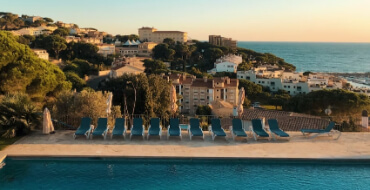 Piscina de hotel en zona de Sant Feliu de Guíxols y Costa Brava