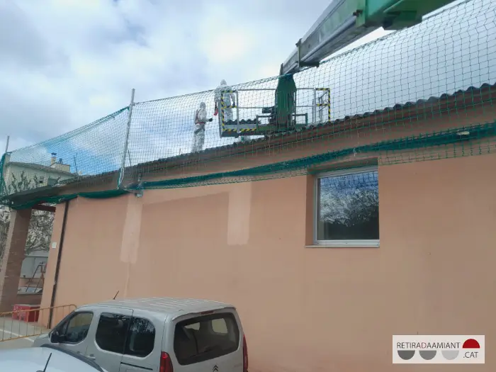 Baranes de protecció per a treballs en teulats. A la foto es veuen dos operaris a sobre el teulat d'un edifici