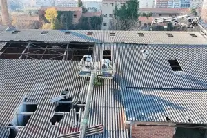 imatge amb dron de la retirada i descontaminació de teulad d'uralita de grans dimensions
