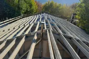 Aspecto del tejado de una nave industrial sin cubierta, sólo con las vigas, una vez se ha procedido a retirar toda la uralita.