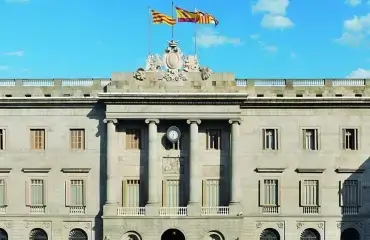 Fotografia de la façana de l'ajuntament de Barcelona