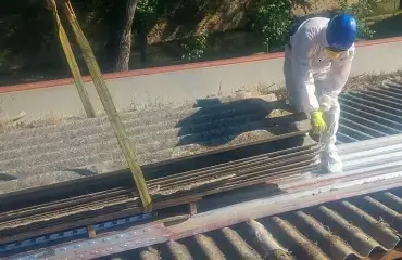 Retirada de gran coberta d'uralita a Barcelona