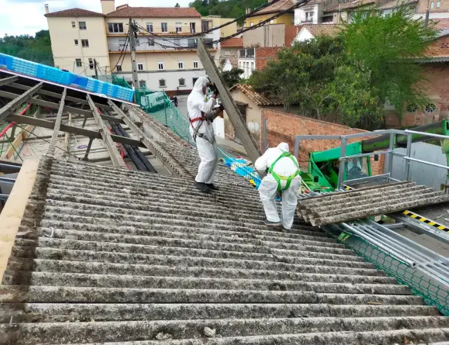 Operarios retirando residuos RCD con amianto durante la gestión de residuos de construcción y demolición