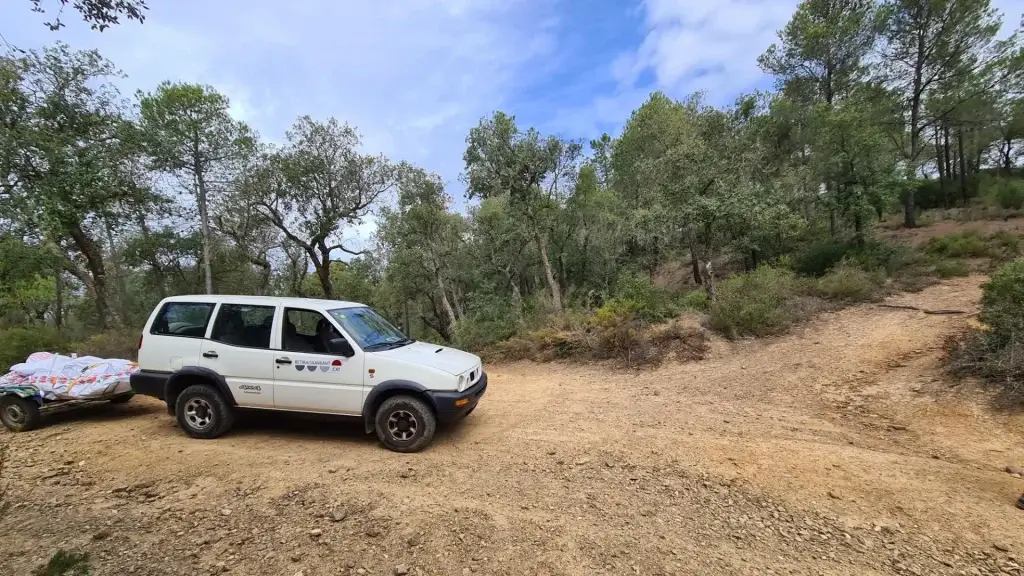 Todoterreno Nissan para retirada de amianto de zonas boscosas y de difícil acceso