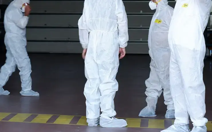 Operaris de retirada d'amiant a la nau de RetiradaAmiant.cat preparant una retirada d'amiant a Cerdanyola del Vallès